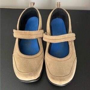 Women’s LL Bean Tan suede Mary Jane Comfort Moc size 7